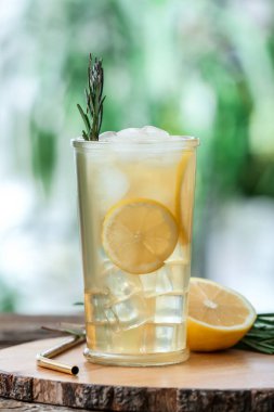 Dışarıdaki masada biberiye ve limonlu bir bardak soğuk çay.