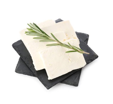 Beyaz arka planda lezzetli peynir ve biberiye.