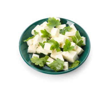 Beyaz arka planda lezzetli peynir ve maydanozlu tabak.