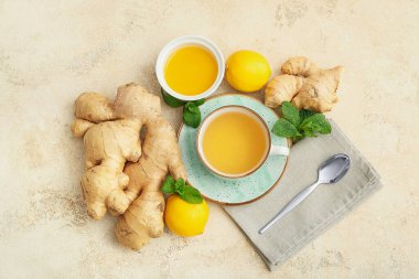 Zencefilli, ballı ve limonlu çay.