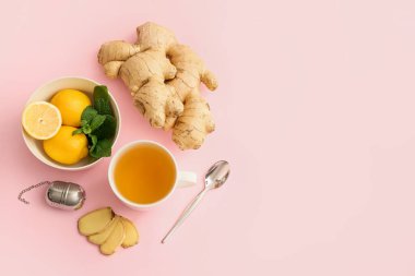 Arka planda zencefil olan bir fincan çay