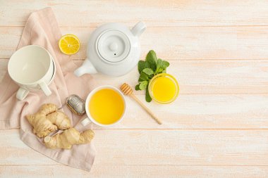 Çaydanlıklı kompozisyon ve hafif ahşap arka planda bir fincan sıcak çay