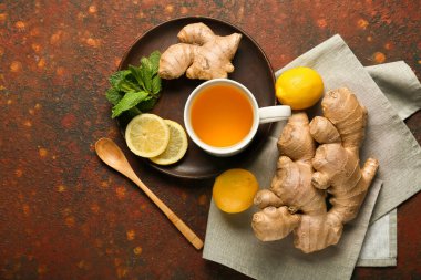 Zencefilli çay, nane ve arkaplanda limon.