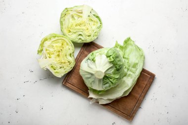 Hafif arkaplanda buzdağı marulu olan tahta