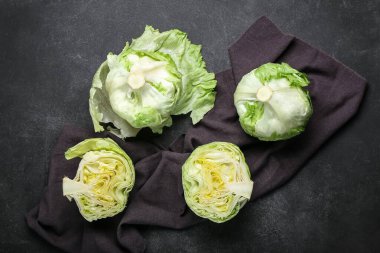 Koyu arkaplanda buzdağı marulu