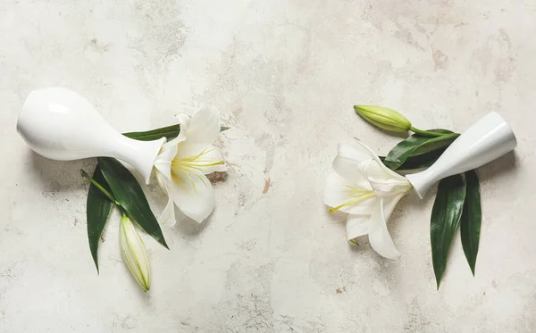 Vasi Con Bellissimi Fiori Giglio Sfondo Chiaro — Foto Stock