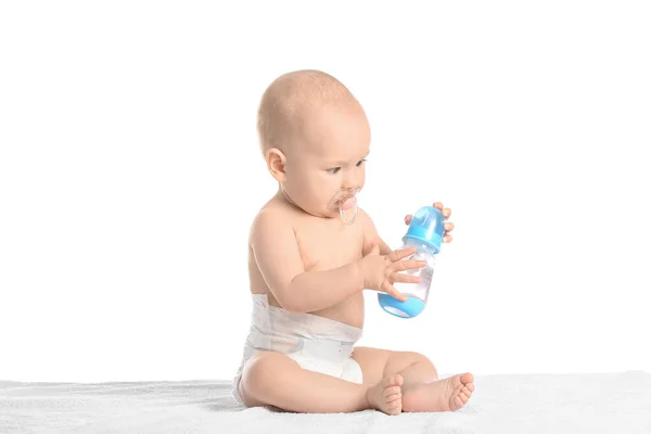 Bebé Bonito Com Garrafa Água Fundo Branco — Fotografia de Stock