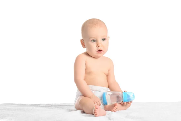Χαριτωμένο Μωράκι Μπουκάλι Νερό Λευκό Φόντο — Φωτογραφία Αρχείου