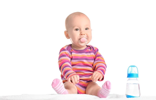 Mignon Petit Bébé Avec Bouteille Eau Sur Fond Blanc — Photo