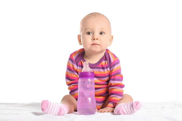 Lindo Bebé Con Biberón Agua Sobre Fondo Blanco — Foto de Stock