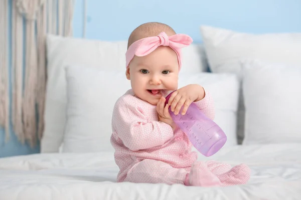 Lindo Bebé Bebiendo Agua Del Biberón Cama Habitación — Foto de Stock