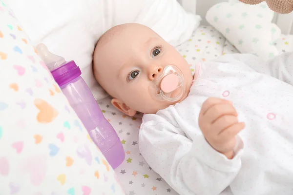 Lindo Bebé Pequeño Con Biberón Agua Cuna Primer Plano — Foto de Stock