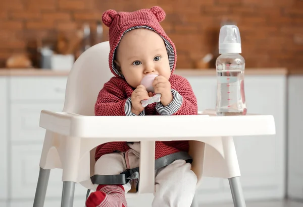 Lindo Bebé Con Biberón Agua Cocina — Foto de Stock