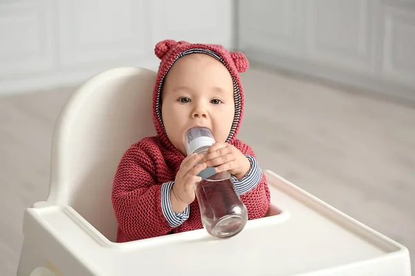 Мила Маленька Дитина Пляшкою Води Кухні — стокове фото