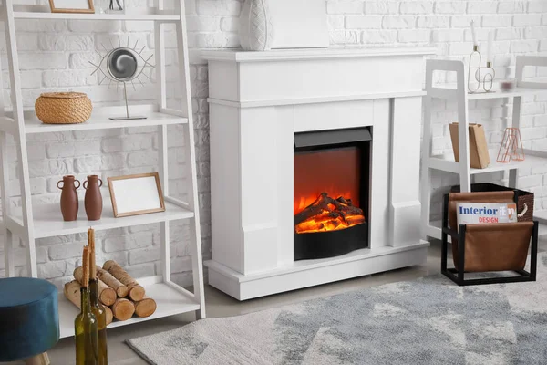 Şömineli modern oturma odasının içi.