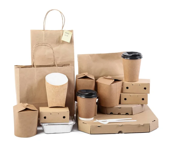 Паперові Пакети Наклейкою Take Out Коробки Їжі Чашки Білому Тлі — стокове фото