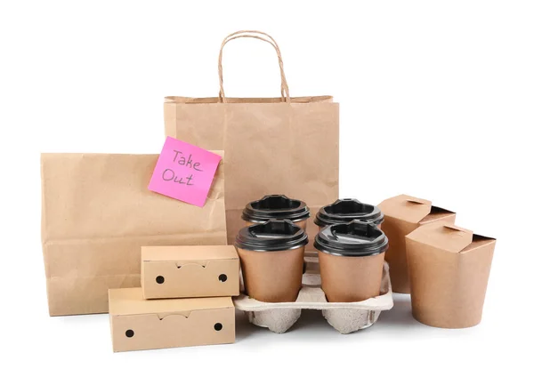 Паперові Пакети Наклейкою Take Out Коробки Їжі Чашки Білому Тлі — стокове фото