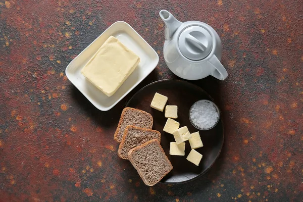 Grunge arka planında taze tereyağlı kompozisyon