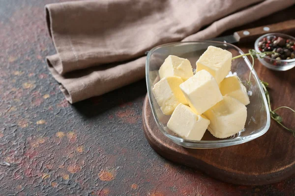 Ahşap tahta, arka planda taze tereyağı var.