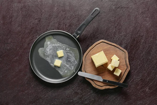 烤锅和木板 底色深的鲜奶油 — 图库照片