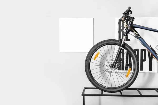 Bicicleta Moderna Suporte Perto Parede Branca Com Imagens — Fotografia de Stock