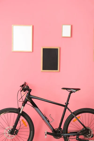 Bicicleta Moderna Perto Parede Cor — Fotografia de Stock