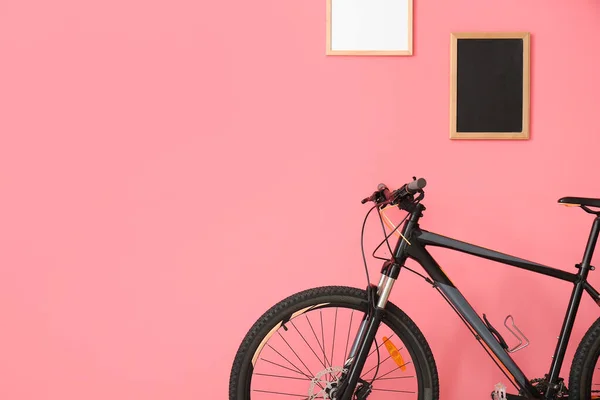 Современный Велосипед Рядом Цветной Стеной — стоковое фото