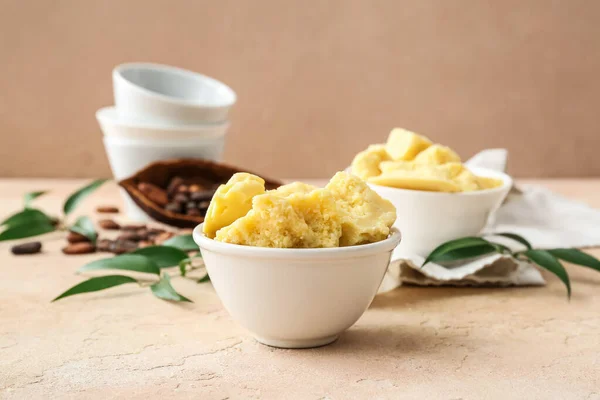 Komposition Mit Kakaobutter Und Bohnen Auf Farbigem Hintergrund — Stockfoto