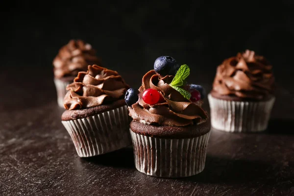 Sabrosos Cupcakes Chocolate Sobre Fondo Oscuro — Foto de Stock