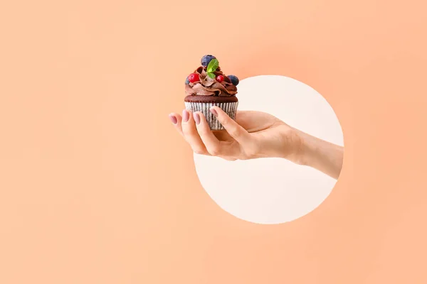 Main Féminine Avec Délicieux Cupcake Chocolat Sur Fond Couleur — Photo