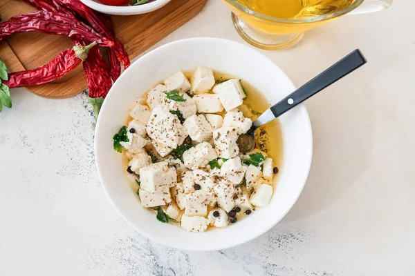 Tigela Com Queijo Feta Saboroso Óleo Especiarias Fundo Claro — Fotografia de Stock