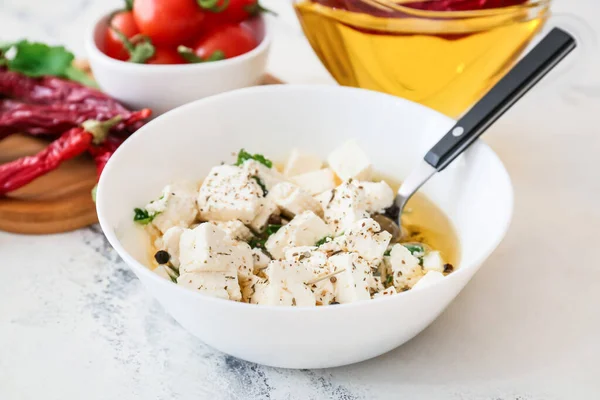 Tigela Com Queijo Feta Saboroso Óleo Especiarias Fundo Claro — Fotografia de Stock