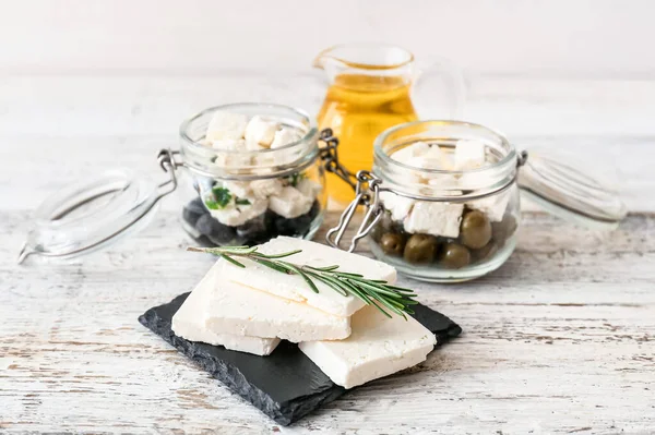 Lekkere Feta Kaas Olie Olijven Een Lichte Houten Ondergrond — Stockfoto