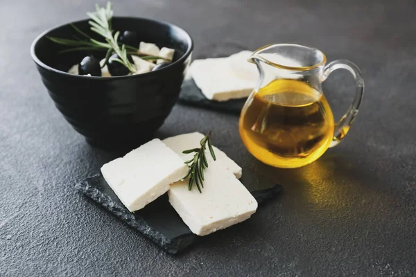 Tigela Com Queijo Feta Saboroso Alecrim Azeitonas Fundo Escuro — Fotografia de Stock