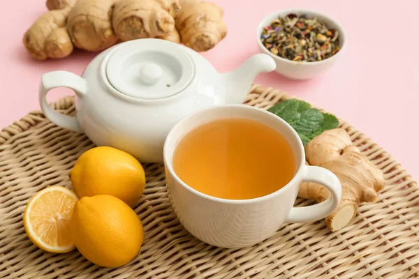Teekanne Und Tasse Heißen Tee Mit Ingwer Auf Farbigem Hintergrund — Stockfoto