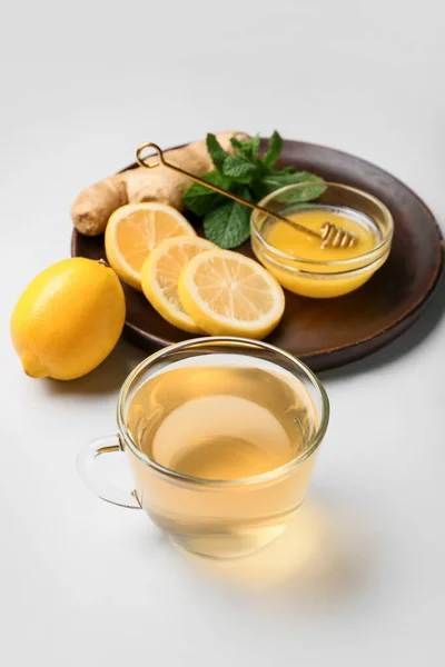 Taza Con Jengibre Miel Limón Sobre Fondo Claro —  Fotos de Stock