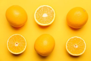 Renkli arkaplanda taze portakallar