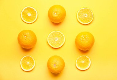 Renkli arkaplanda taze portakallar