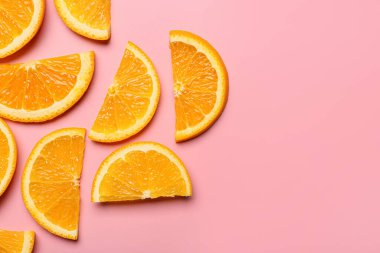 Renkli arkaplanda taze portakal dilimleri