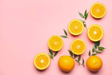 Arkaplanda yeşil yapraklı taze portakallar