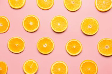 Renkli arkaplanda taze portakal dilimleri