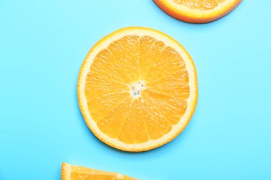 Renkli arkaplanda taze portakal dilimi