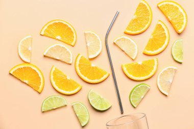 Arka planda cam ve kokteyl kamışlarıyla turunçgilleri kes