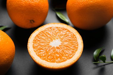 Koyu arkaplanda bir parça taze turuncu