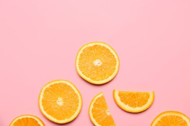 Renkli arkaplanda taze portakal dilimleri