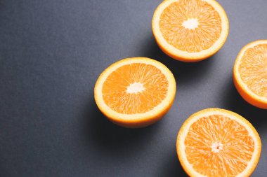 Koyu arkaplanda taze portakal parçaları