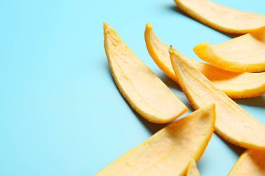 Renkli arkaplanda taze portakal kabuğu