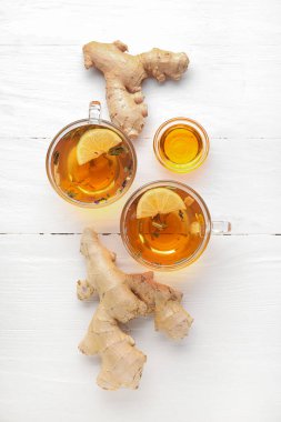 Lezzetli zencefilli çay ve hafif ahşap arka planda malzemelerle kompozisyon