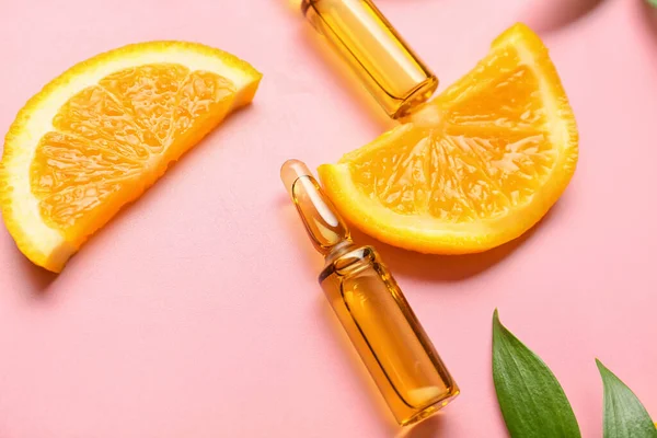 Ampules Met Vitamine Injectie Sinaasappel Fruit Plakjes Kleur Achtergrond — Stockfoto