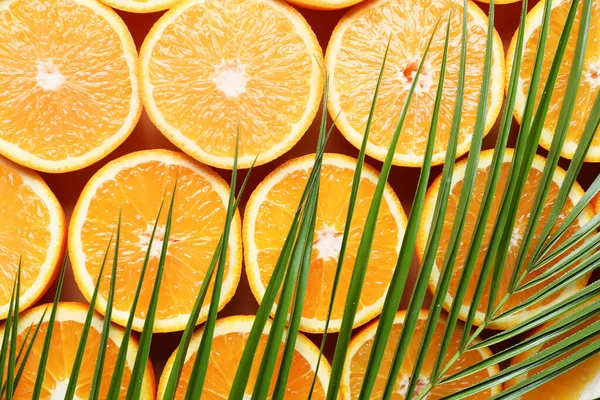 Pieces Fresh Oranges Tropical Leaf Background — Stock Photo, Image